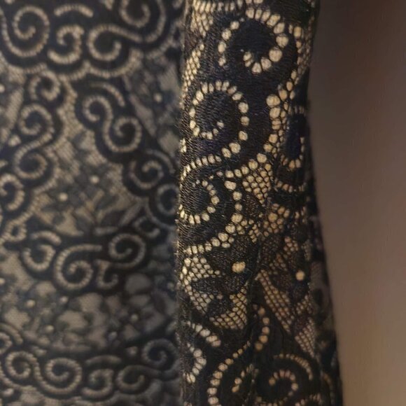 Ann Taylor 🤩  Bonded Black Lace Top Excellent Condition Large - Picture 5 of 7